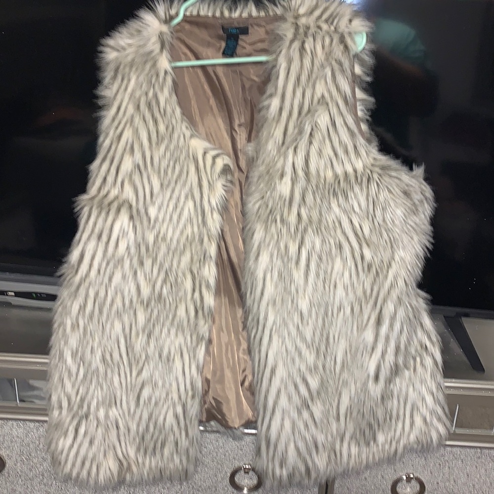 Rue 21 fur vest